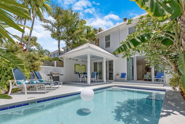 Piscine chauffée, chaises longues