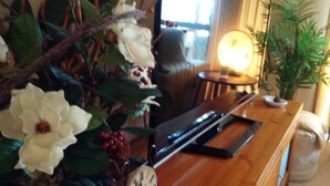 A wooden desk with a clock, a mirror, and a plant. - ME MATES PLACE CLOSE TO THE BEST BEACHES THROUGH OUT THE ESPERANCE REGION,. (Condingup, ESPERANCE)