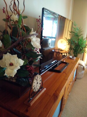 A wooden desk with a clock, a mirror, and a plant. - ME MATES PLACE CLOSE TO THE BEST BEACHES THROUGH OUT THE ESPERANCE REGION,. (Condingup, ESPERANCE)