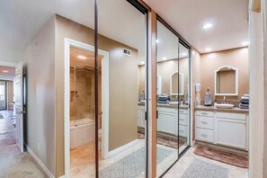 Combined shower/bathtub, jetted bath, hair dryer, towels - Ocean View Condo Pool Spa Gym Tennis  (Del Mar)