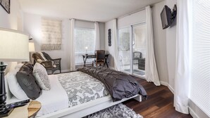 A bedroom with a bed, a desk, a chair, and a TV. - 5 bedrooms. 2 Blocks to Barton Springs Pool, Zilker Park, Music, Food Trailers (Austin)