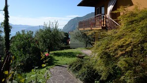Une maison dotée d’un balcon donnant sur un paysage montagneux.