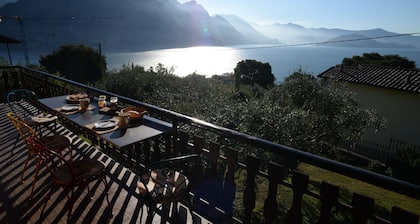 Charming 'Villa Retro' - with prefect views overlooking Lago d'Iseo, Monte Isola