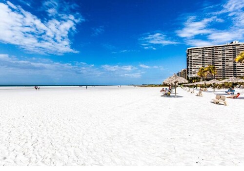 5 tähden ylellinen kattohuoneisto, josta on kauniit näkymät lahdelle, WiFi, lämmitetty uima-allas