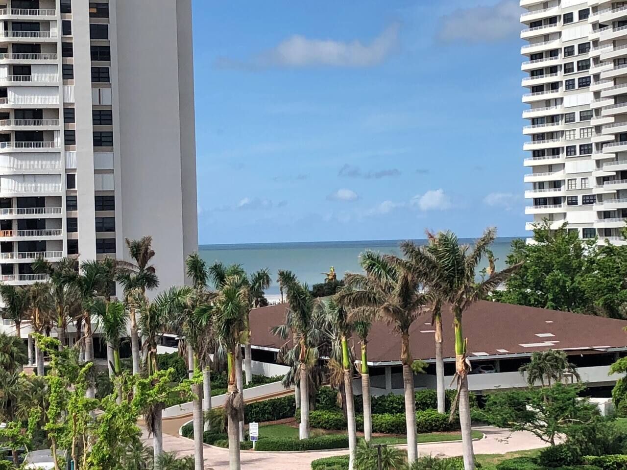 Un hotel moderno con múltiples balcones y vistas a la playa.