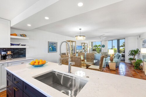 "IN GOOD SPIRITS" ~ Condo au bord de l'eau avec balcon enveloppant et piscine communautaire!