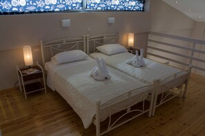 2 bedrooms, desk, soundproofing, iron/ironing board - In the 'Perivoli' house B (Eresos Lesbos)
