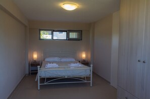 2 bedrooms, desk, soundproofing, iron/ironing board - In the 'Perivoli' house B (Eresos Lesbos)