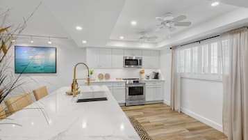 Kylskåp, mikrovågsugn, ugn och spishäll