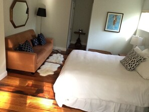 3 chambres, bureau, fer et planche à repasser, lit de bébé portatif