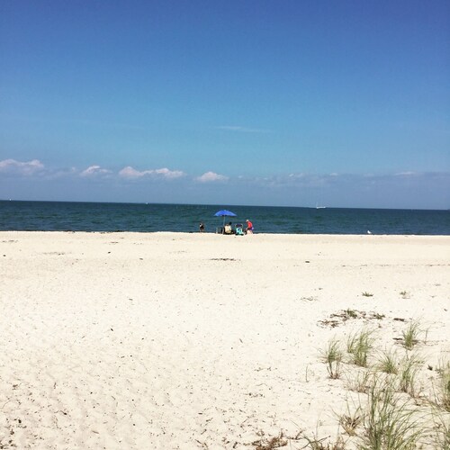 New dates available! Sunny, heated pool, walk to bay beach