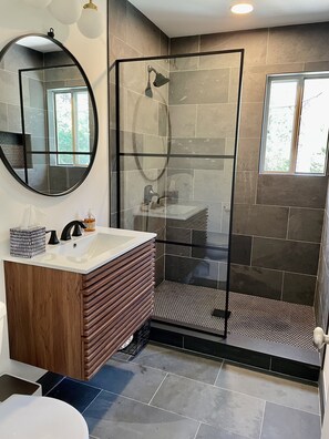Combined shower/tub, hair dryer, towels, soap