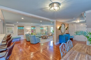 平板电视、电子游戏、DVD 播放器、书