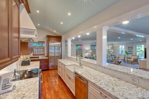 冰箱、微波炉、烤箱、炉灶