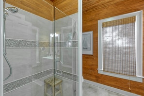 Combined shower/tub, hair dryer, towels