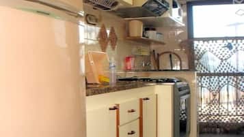 Jääkaappi, mikroaaltouuni, uuni, liesi