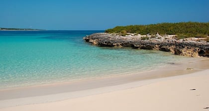 ONE PALM HILL - Luxury Villa with Private Pool, Walk to Twin Coves Beach