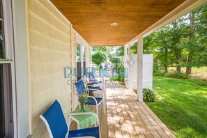 Terrace/patio - Cozy Home, Lots of Light, Three Blocks from Beach (NARRAGANSETT)