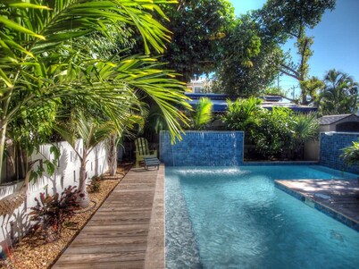 LADY ADMIRAL ~Sweet cottage & guest house with private heated pool off Duval!