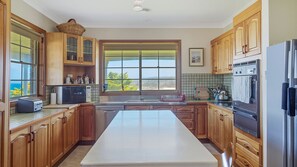 Fridge, microwave, oven, stovetop - 120 Ocean Parade Dalmeny (Dalmeny)