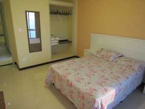 1 bedroom, desk - Cozy apartment facing the sea. (Guarapari)