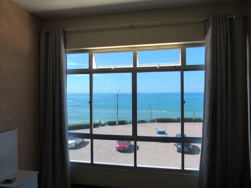 Cozy apartment facing the sea