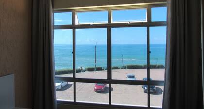 Cozy apartment facing the sea