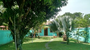 A garden with a pathway leading to a building with a tiled roof. - House in front of the sea with a beautiful sunrise, deck for good fishing With WI- (Mangaratiba)
