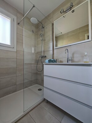 Douche, sèche-cheveux, savon, papier toilette