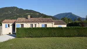 A two-story house with a tiled roof, a small front porch, and a well-maintained hedge in front. - Superb holiday house in the natural beauty of the Gorges de Verdon (Castellane)