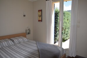3 bedrooms, iron/ironing board, travel crib, WiFi