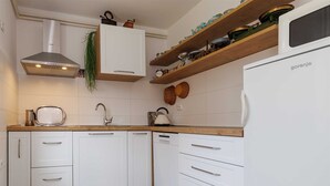 Kaffetrakter/tekoker, kjøleskap, mikrobølgeovn og ovn
