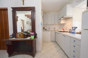 Fridge, microwave, dishwasher, coffee/tea maker