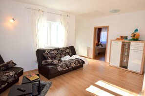 Appartement, 2 chambres (492- 3) | Aire de séjour | Téléviseur à écran plat