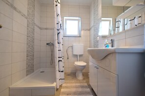 Apartment, 1 Schlafzimmer (492 – 2) | Badezimmer | Dusche, Handtücher, Seife, Toilettenpapier