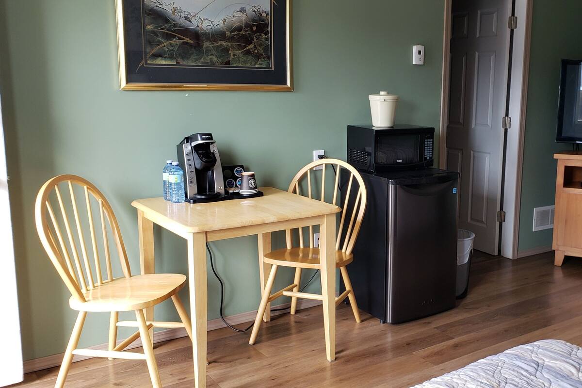 Rom – comfort, 2 dobbeltsenger | Oppholdsområde | Flatskjerm-TV