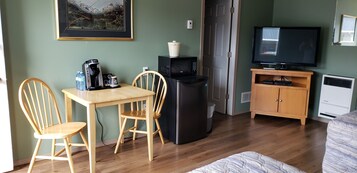 舒适客房, 2 张双人床 | 起居区 | 平板电视