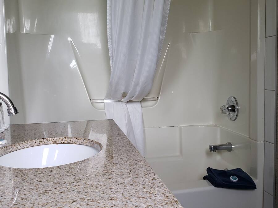 Habitación Confort, 2 camas dobles | Baño | Bañera profunda y cabezal de ducha tipo lluvia