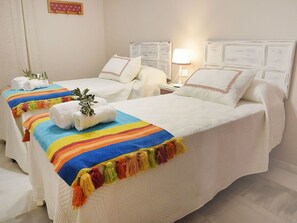 4 quartos, ferros/tábuas de passar roupa, berço de viagem