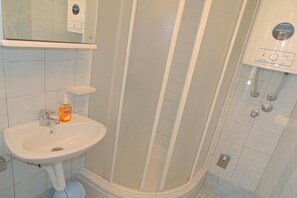 Apartment, 1 Bedroom (59 - manji) | Bathroom shower - Apartments Hriljac (Krk)