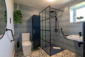 Fully wheelchair accessible ground floor bathroom with shower, washbasin and toilet, holiday cottage in Aberffraw, Anglesey