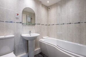 Combined shower/bathtub, hair dryer, towels