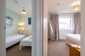 Twin and double bedrooms, two-bedroom pet-friendly holiday apartment sleeping four in Rhosneigr, Anglesey - Bay View: A two bed, pet-friendly holiday apartment in Rhosneigr (Rhosneigr)