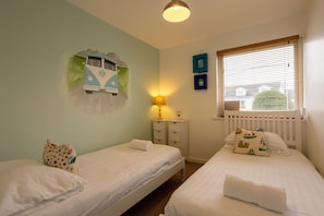 2 bedrooms, iron/ironing board, travel cot, free WiFi - Bay View: 2-Bed Sea View Apartment in Rhosneigr | Managed by Anglesey Holiday Lettings (Rhosneigr)
