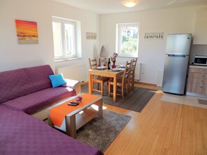 Apartment, 2 Schlafzimmer | Wohnbereich | Flachbildfernseher