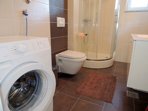 Apartment, 2 Schlafzimmer | Badezimmer | Dusche, Handtücher, Seife, Toilettenpapier
