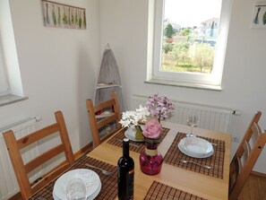 Apartamento, 2 quartos | Opções para refeição no quarto