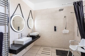 Douche, sèche-cheveux, serviettes fournies