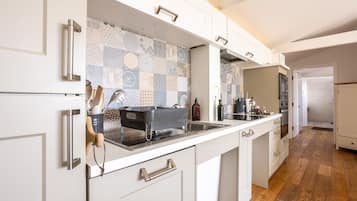 Microwave, oven, dishwasher, cookware/dishes/utensils