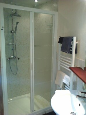 Bruser, hårtørrer, håndklæder, Sæbe